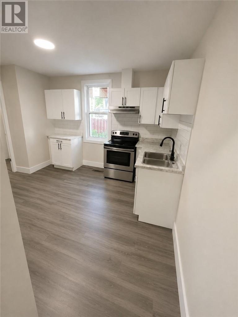 3 Bedroom Townhouse – 139 Bloor St, Unit 1